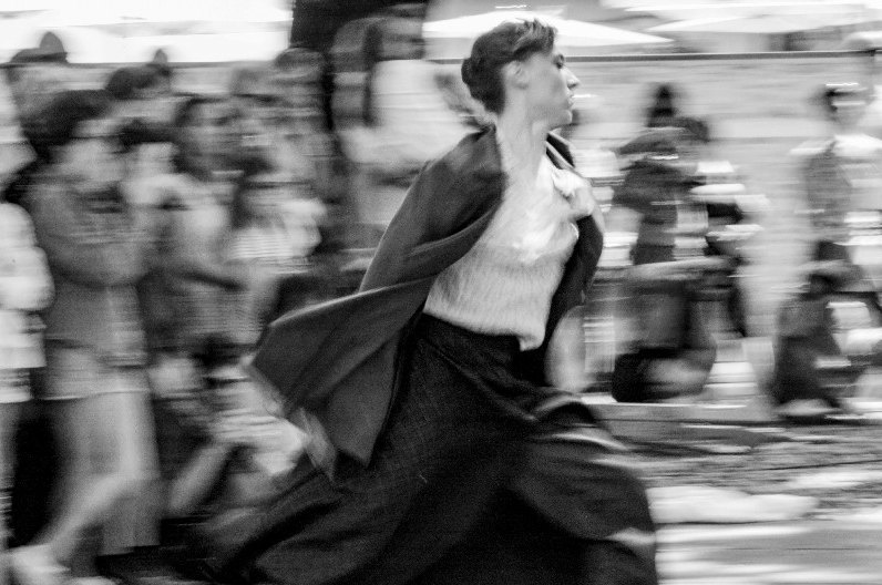 Danzatrice mossa tra la folla