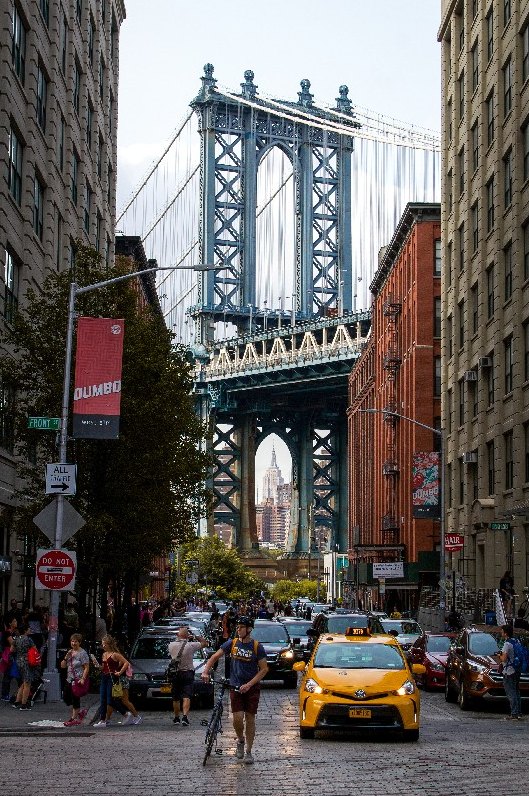 Ponte di Brooklyn visto da una strada di New York