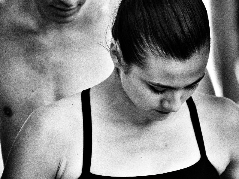 Ritratto in bianco e nero di una ragazza