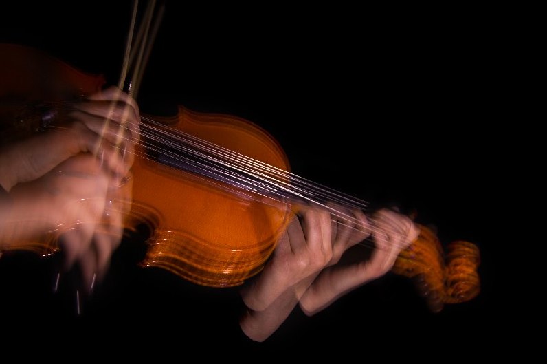 Mani di violinista in movimento