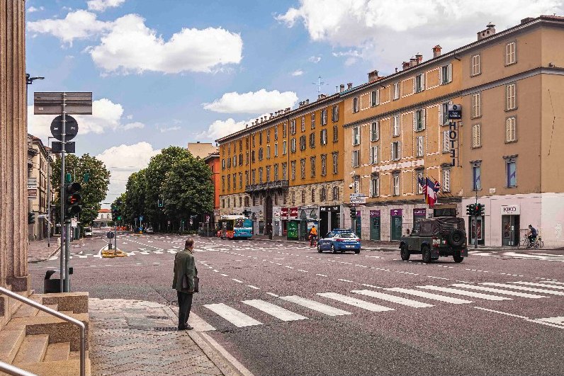 Incrocio cittadino con palazzi storici