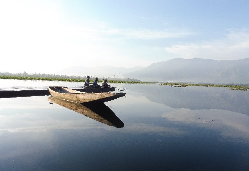 Barca su un lago calmo